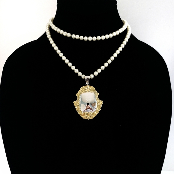 Vtg SS Repousse pendant with faux pearl necklace - Picture 7 of 7